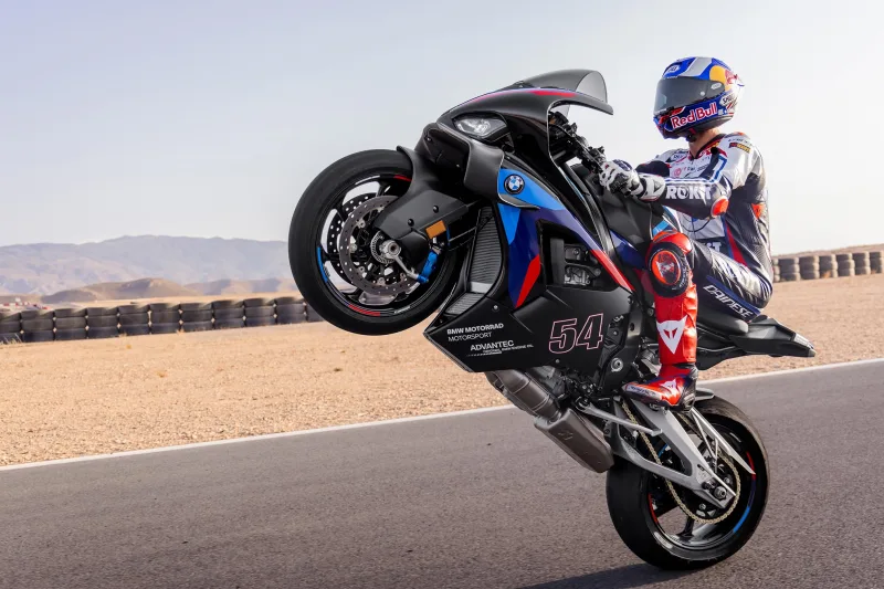 BMW M1000RR 2026 Image: 2 BMW M1000RR 2026 69883